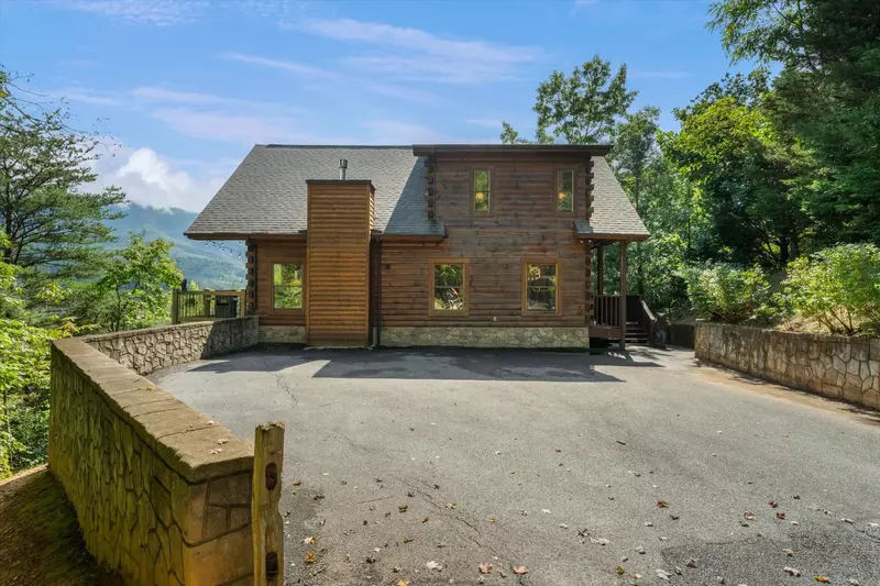 Property image, Exterior, of Three Little Bears Lodge #445