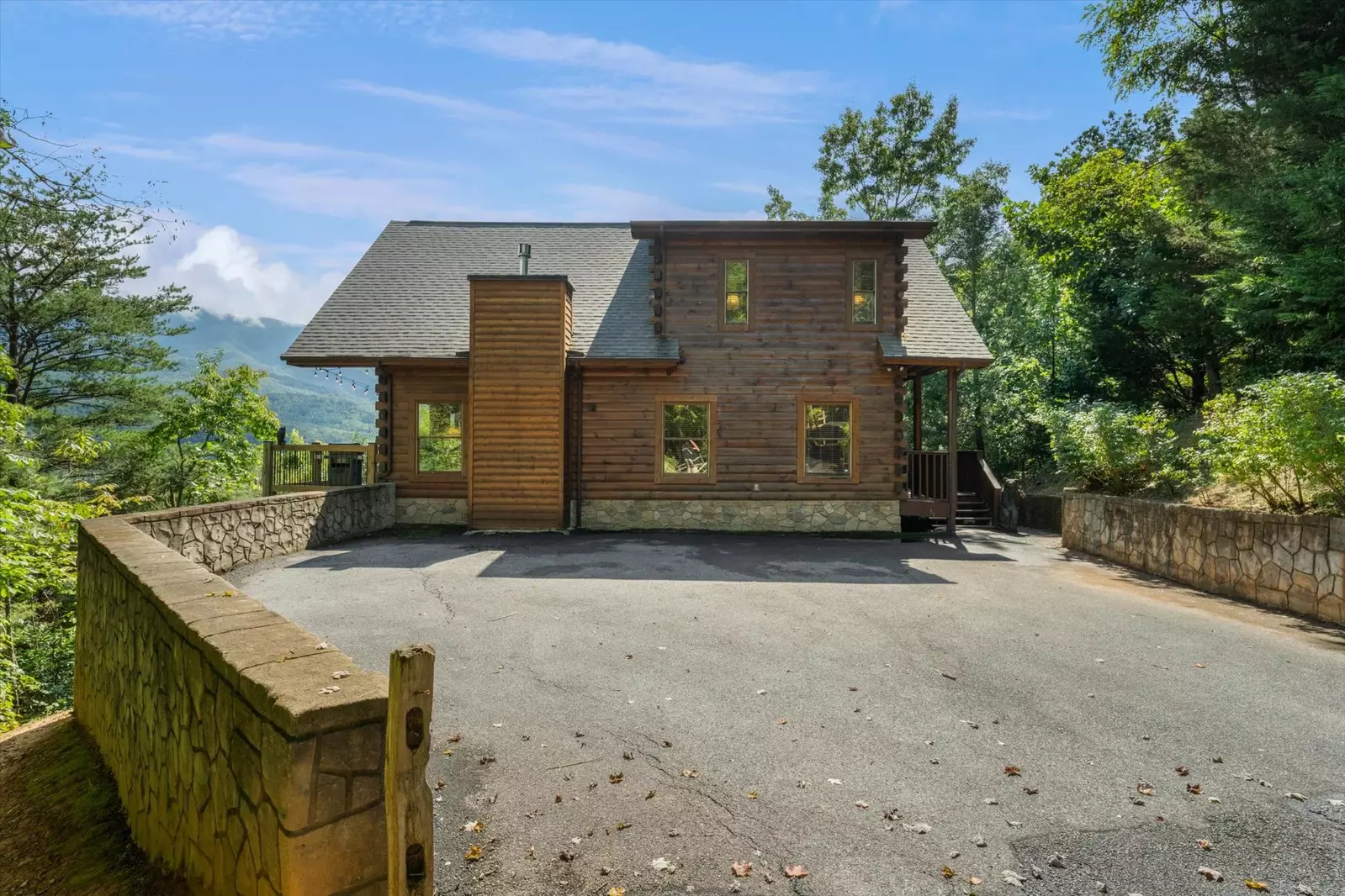 Property image, Exterior, of Three Little Bears Lodge #445