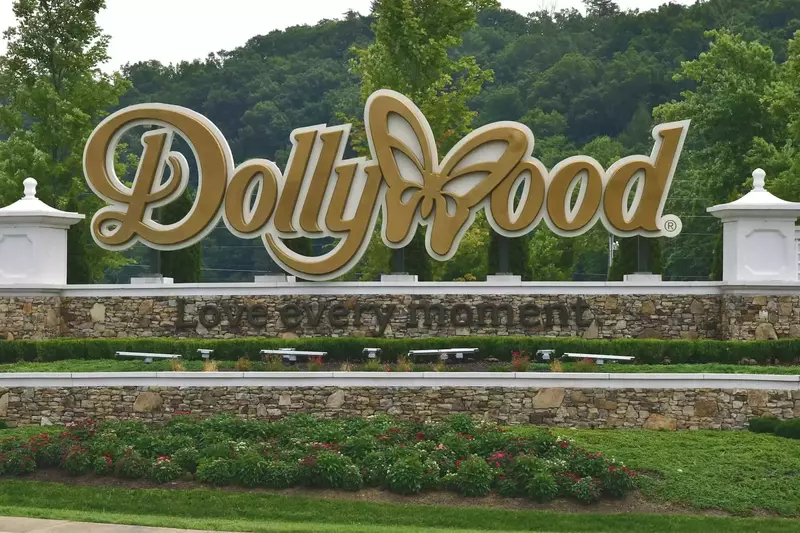 Dollywood entrance sign