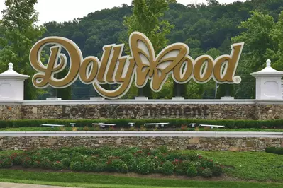 Dollywood entrance sign