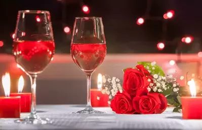 wine-glasses-romantic-dinner