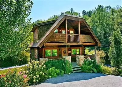 Rainbow Ridge cabin with fun game room