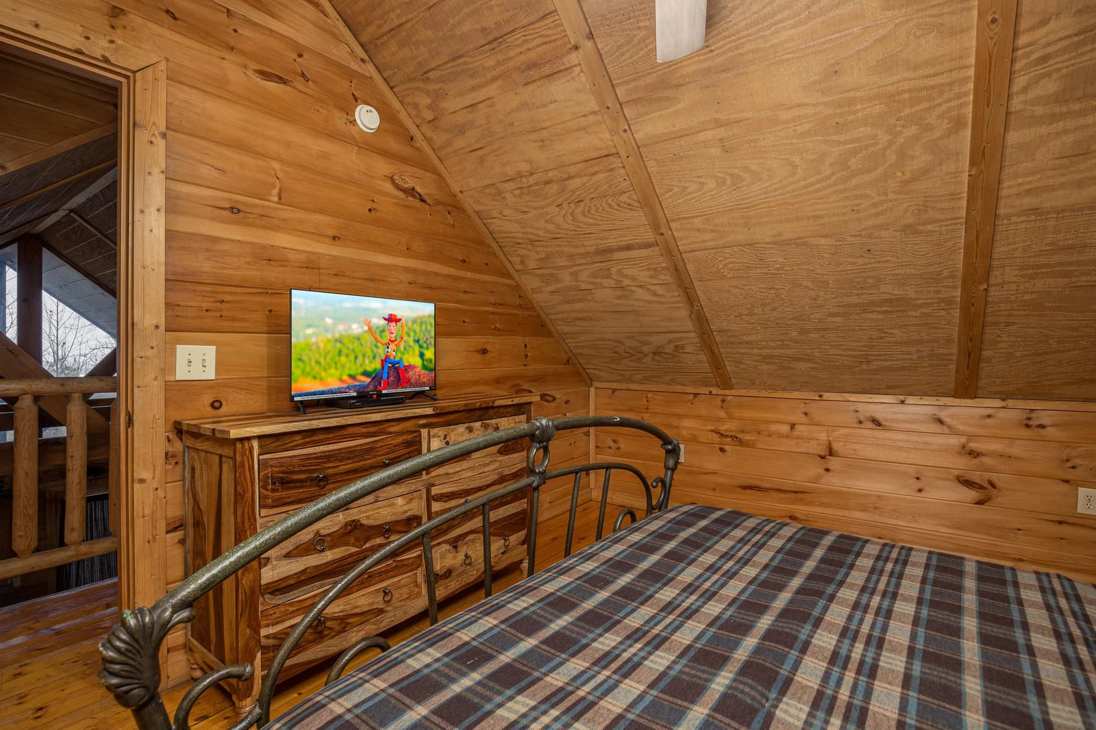 Property image, Exterior, of Lincoln Logs #2912