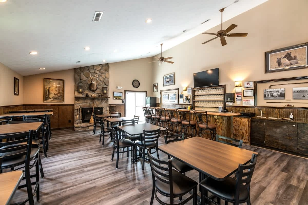 Deer Ridge offers a private lounge and grill, making a quick meal a breeze!