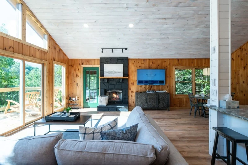 TV + Fireplace + Wooded Views = Ultimate Relaxation